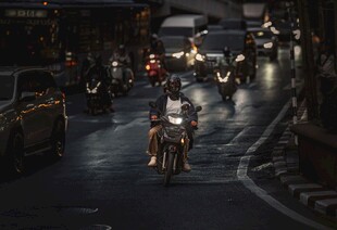 雨夜街头的摩托车骑行者