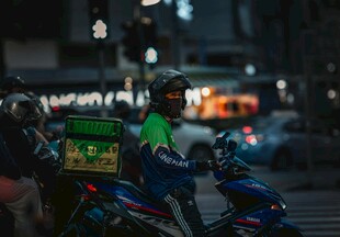 夜晚街头的外卖骑手