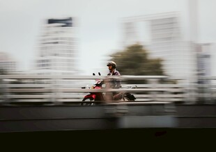 高速行驶的摩托车手