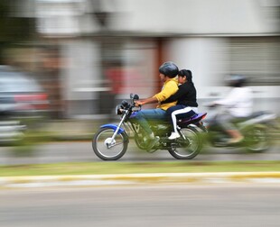 男子骑摩托车快速行驶