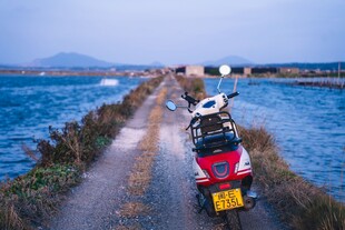 公路上的摩托车与美丽海景