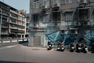 老旧居民楼下停放的摩托车