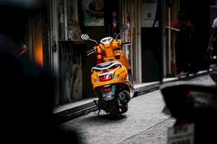 街头停放的亮眼橙色摩托车