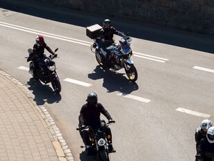 公路上的摩托车骑行队伍