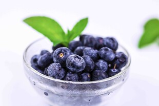 玻璃碗中的新鲜蓝莓