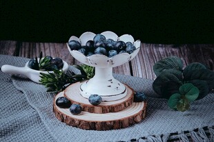 精致摆盘的蓝莓甜点