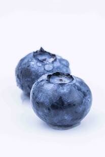 三颗饱满蓝莓