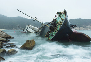 船只搁浅于波涛汹涌海岸
