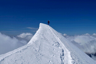 攀登雪山巅峰