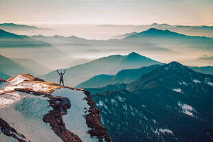 山顶登山者