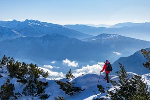 雪山之巅的徒步者