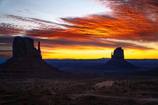 日落时分的纪念碑谷美景