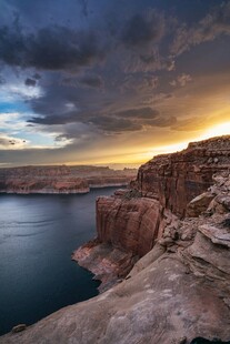 壮丽峡谷湖畔的黄昏美景