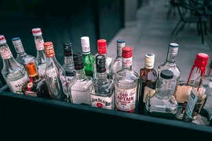 多样酒瓶陈列