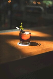 阳光下的精致鸡尾酒