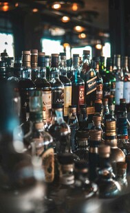 酒吧内琳琅满目的酒瓶