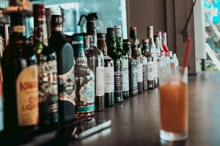 酒吧台的多样酒瓶与饮品