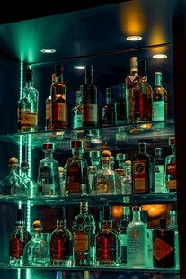 酒吧酒架上的
