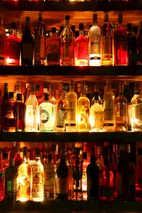 酒吧货架上琳