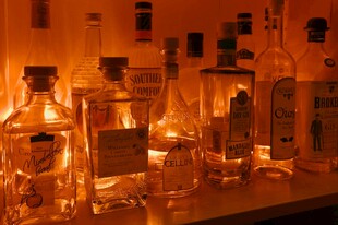 酒吧酒架上的多样酒瓶