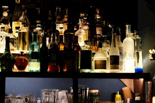 酒吧绚丽酒架