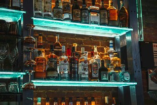 酒吧货架上琳琅满目的酒品