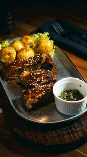 美味烤肉拼盘配蘸料
