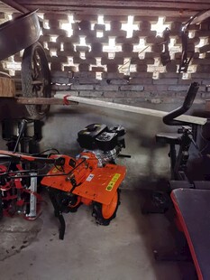 室内农机农具停放场景