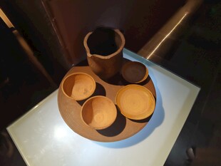 古朴陶制茶具组合展示