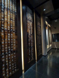 博物馆内排列整齐的展示墙