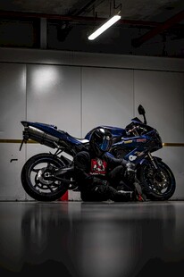 炫酷蓝黑摩托车室内展示