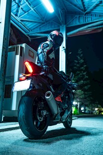 酷炫骑士夜骑炫酷摩托车