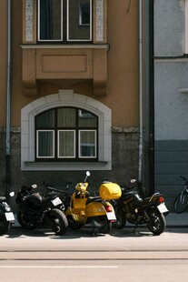 街道边停放的多彩摩托车