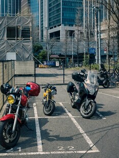 城市中停放的多辆摩托车