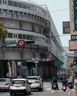 城市街道繁忙交通景象
