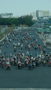 繁忙道路上的密集骑行人群