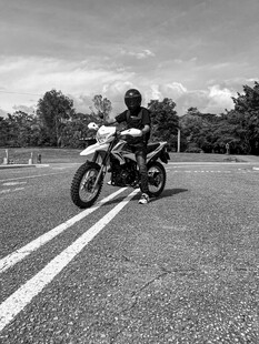 公路上的摩托车骑行者