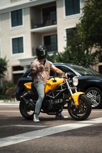 男子帅气骑黄色摩托车