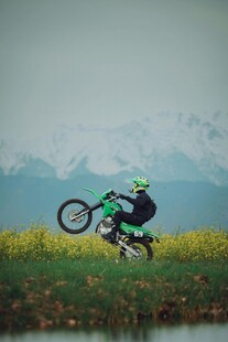 山地车手户外精彩飞跃瞬间