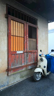 复古门前的白色小摩托
