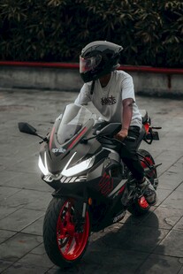 帅气骑士骑炫酷摩托车