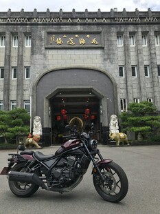复古摩托停于中式建筑前