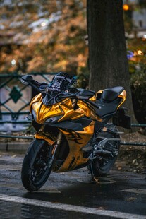 炫酷黄色摩托车街头停放