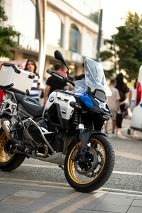 街头停放的炫酷摩托车