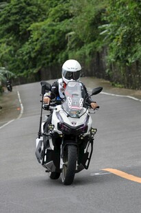 公路上骑行的摩托车骑士