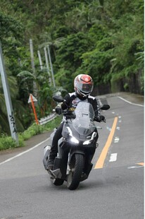 公路上的摩托车骑行者