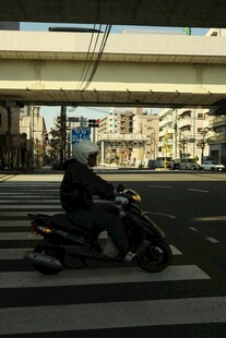 城市街头骑摩托车的身影