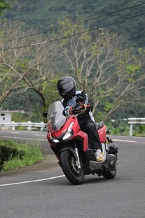 公路上的摩托车骑行者