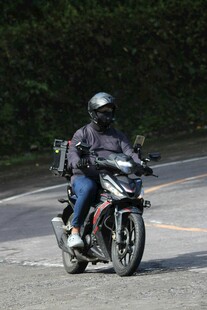 男子公路骑行炫酷摩托车