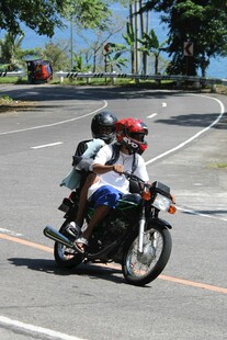两人骑行摩托车在路上